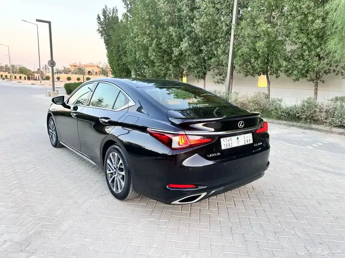لكزس ES 350 2023 ممشى قليل بحالة الوكالة 7