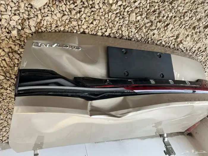 شنطه جلي موديل 2025مصدومه من فوق وباسطي مكسور مع اغراضها ل 5