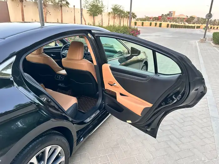 لكزس ES 350 2023 ممشى قليل بحالة الوكالة 24