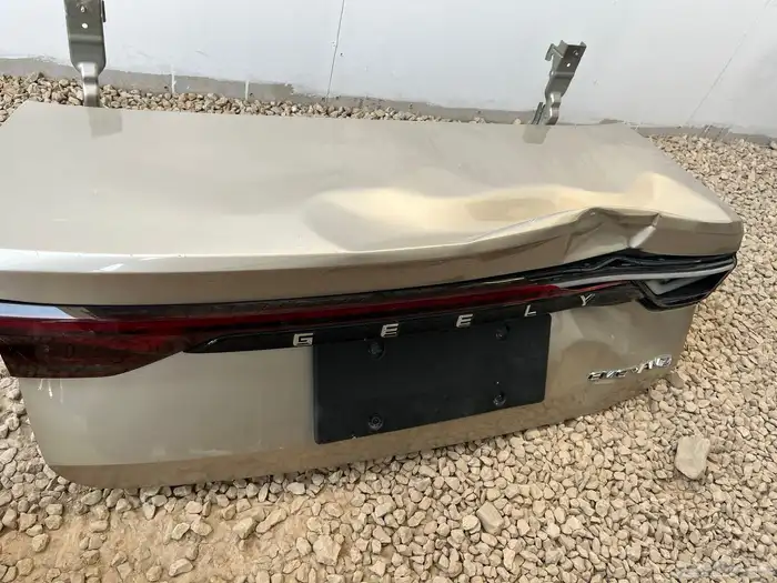 شنطه جلي موديل 2025مصدومه من فوق وباسطي مكسور مع اغراضها ل 4