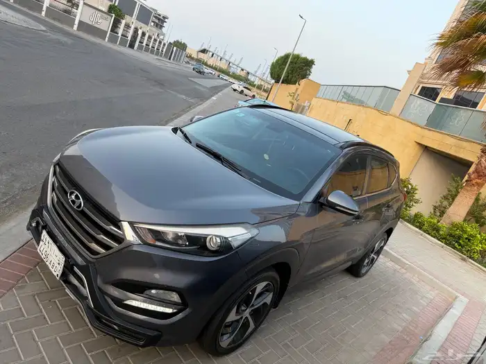 هونداي توسان موديل2017 سعودي فل كامل داخل أحمر 9