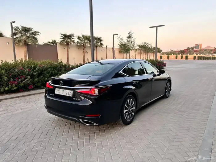 لكزس ES 350 2023 ممشى قليل بحالة الوكالة 4