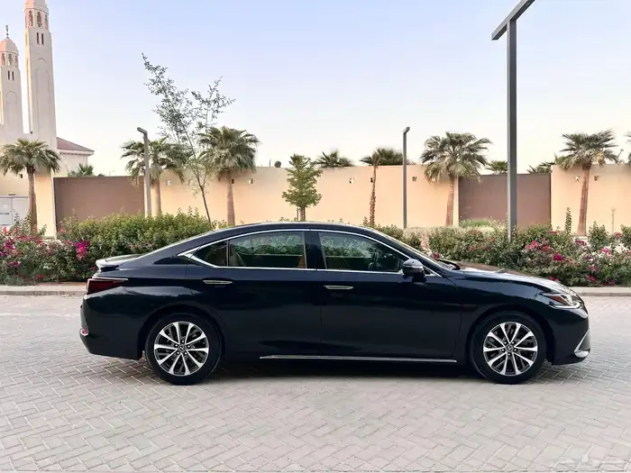 لكزس ES 350 2023 ممشى قليل بحالة الوكالة 3