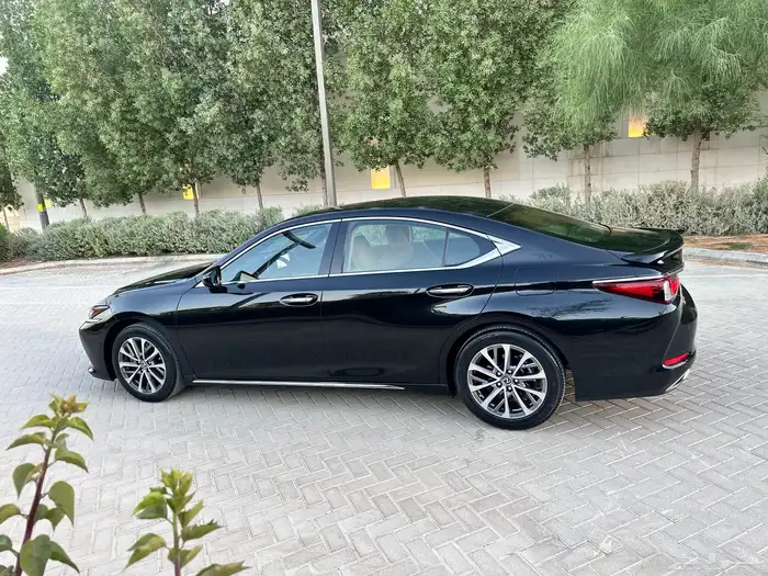 لكزس ES 350 2023 ممشى قليل بحالة الوكالة 8