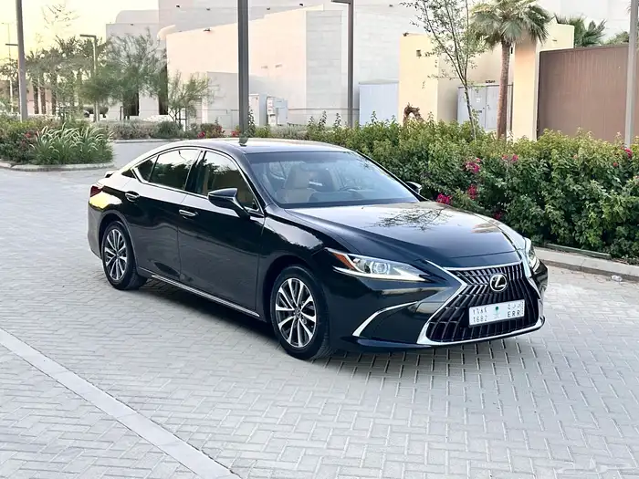 لكزس ES 350 2023 ممشى قليل بحالة الوكالة 0