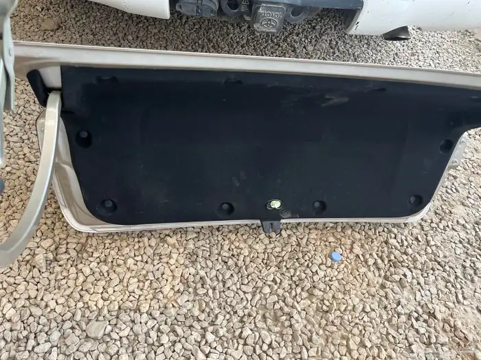 شنطه جلي موديل 2025مصدومه من فوق وباسطي مكسور مع اغراضها ل 1