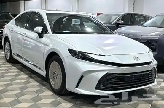 تويوتا كامري LE 2025 بنزين سعودي ابيض وتيتانيوم 5