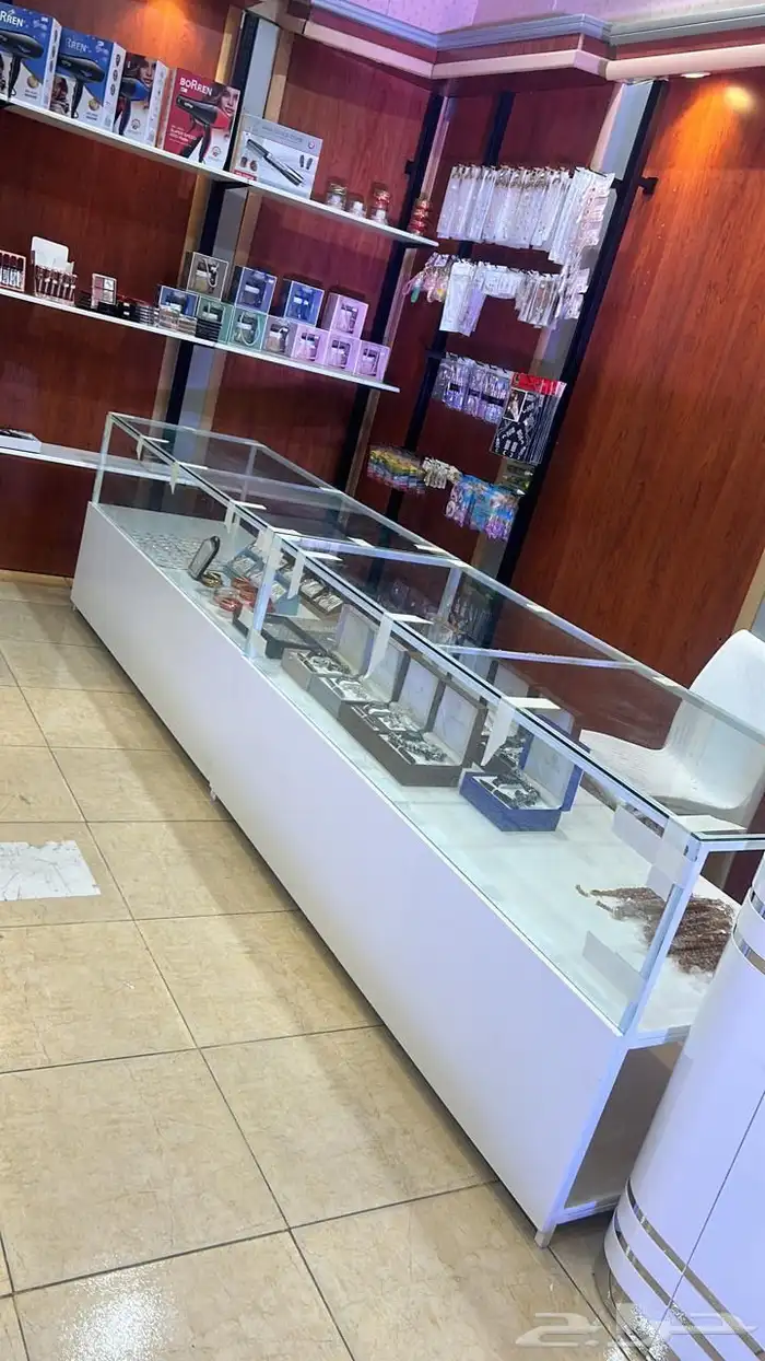 رفوف وديكور لمحل كامل وطاوله عرض قزاز وطاوله محاسبه 1