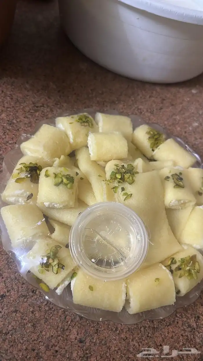 حلويات وعدة حلويات ومكيف للبيع وفريزرات 2