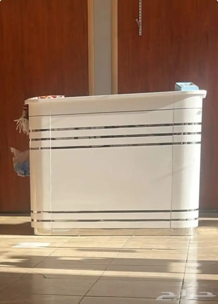 رفوف وديكور لمحل كامل وطاوله عرض قزاز وطاوله محاسبه 0