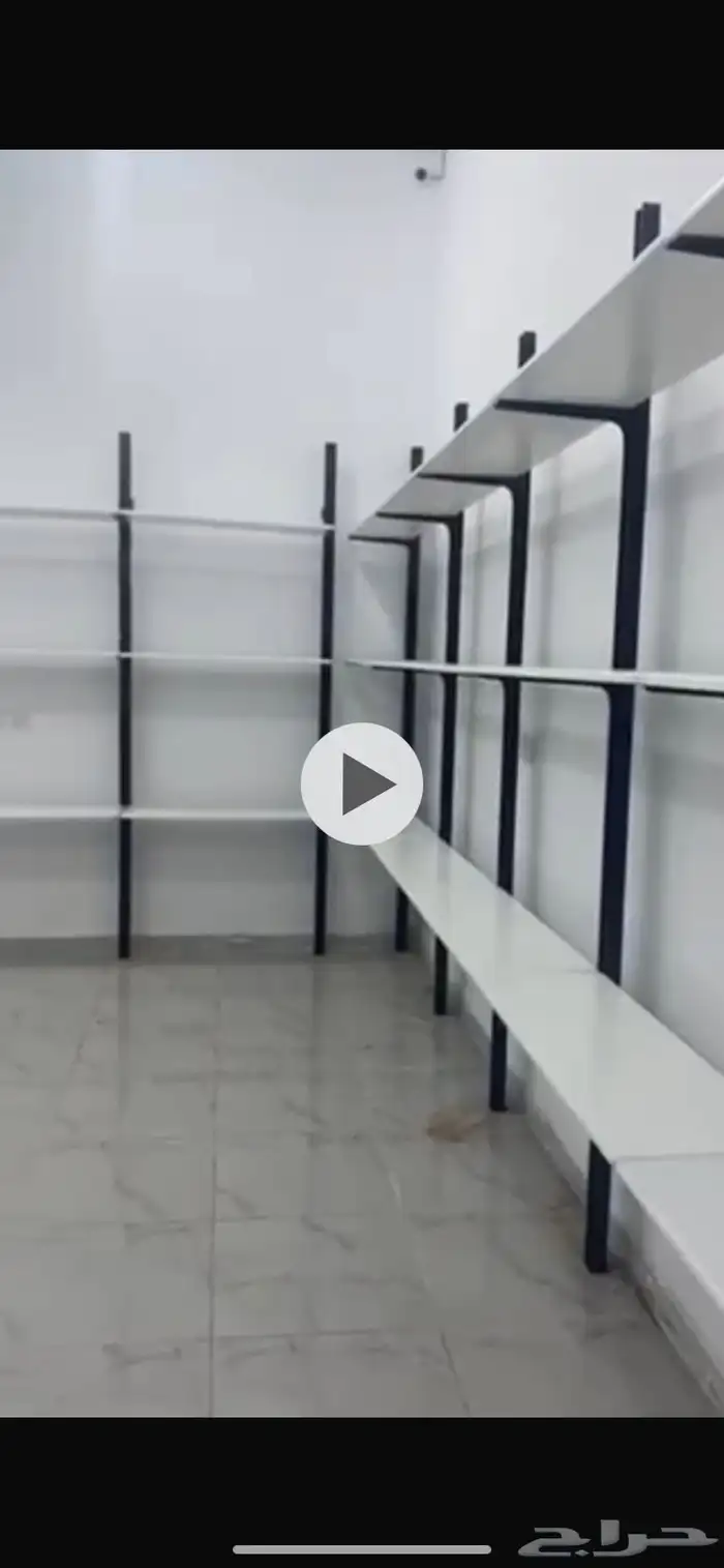 رفوف وديكور لمحل كامل وطاوله عرض قزاز وطاوله محاسبه 2