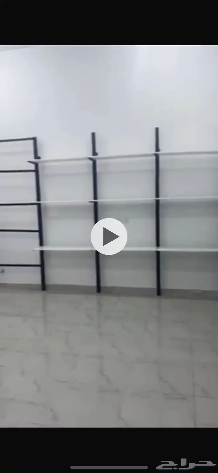 رفوف وديكور لمحل كامل وطاوله عرض قزاز وطاوله محاسبه 3