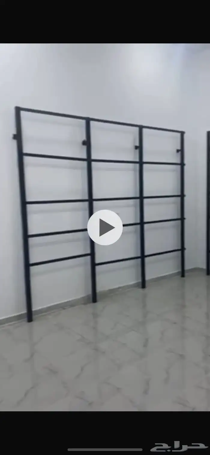 رفوف وديكور لمحل كامل وطاوله عرض قزاز وطاوله محاسبه 4