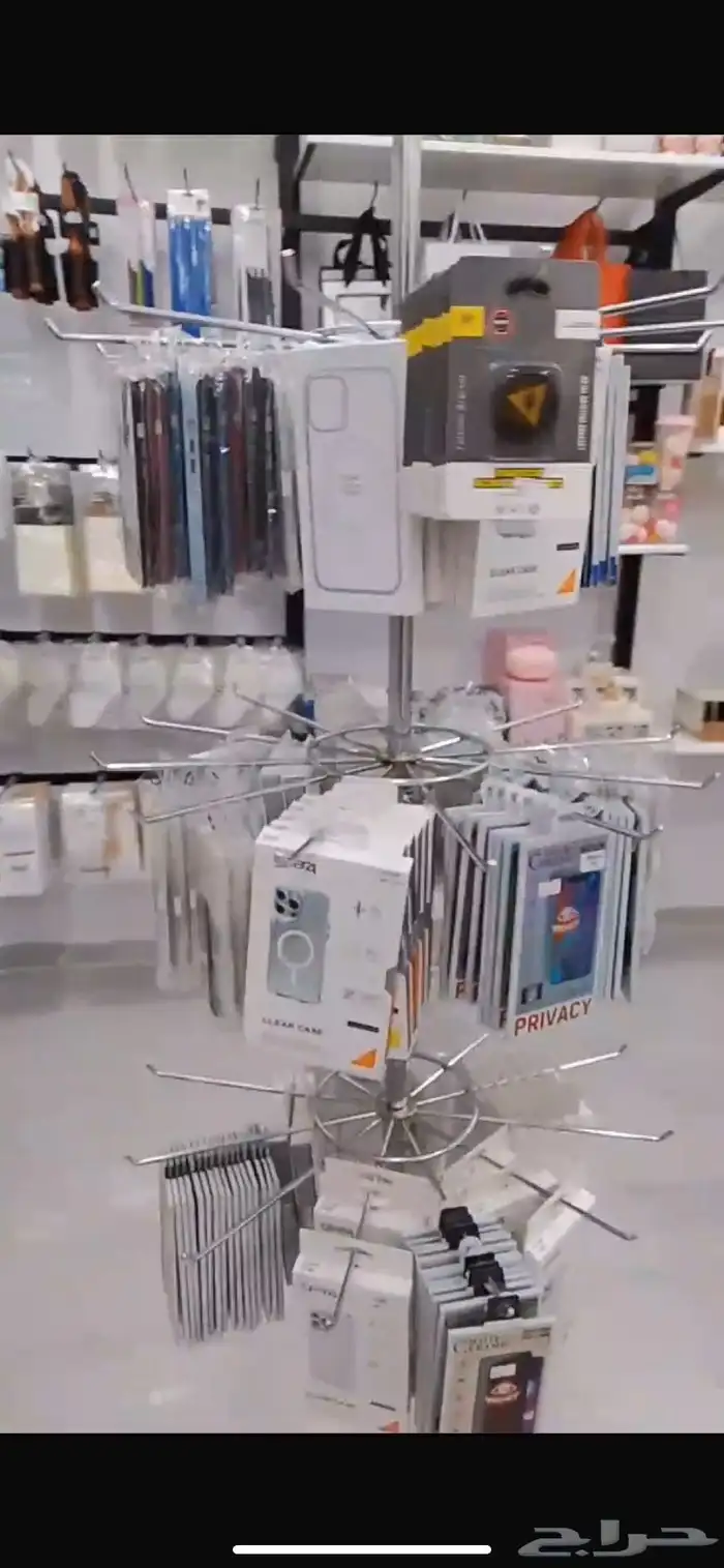 رفوف وديكور لمحل كامل وطاوله عرض قزاز وطاوله محاسبه 5