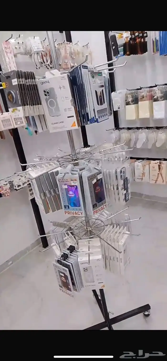 رفوف وديكور لمحل كامل وطاوله عرض قزاز وطاوله محاسبه 6