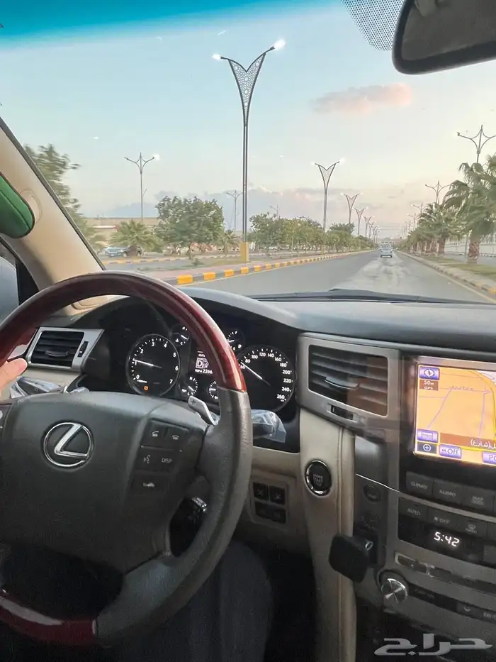 جيب لكزس LX570 موديل 2013 DD فل كامل 12