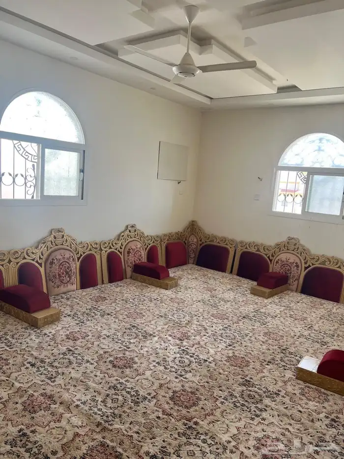مجلس نظيف للبيع 900 نظيف جدا على الشرط والفرشه نظيفه 0