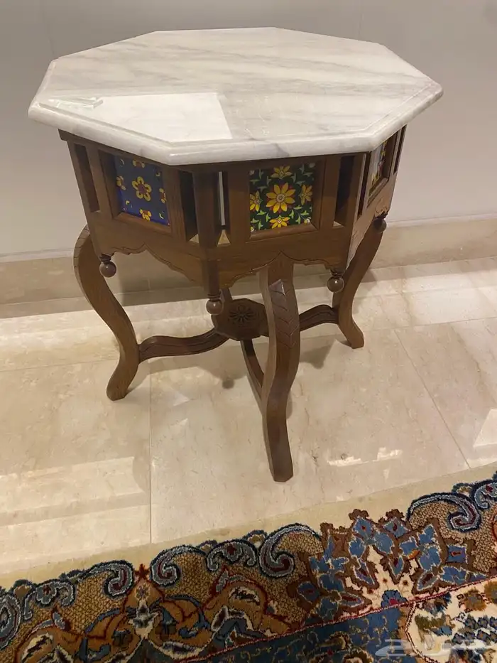 طاولة خشبيه تراثيه جميلة فوقها رخام و وتفاصيل ونقشه 0