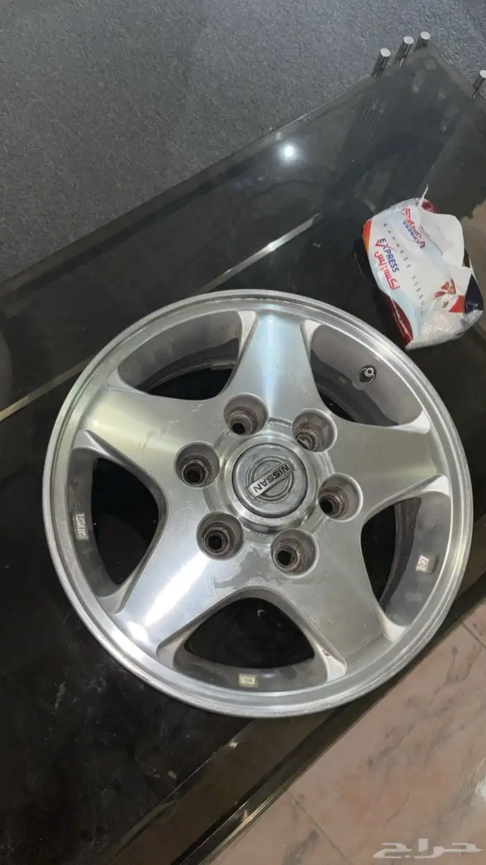 مافيها خدوش في الوسط مافي الا لي الاطراف و خفيفه2016 2