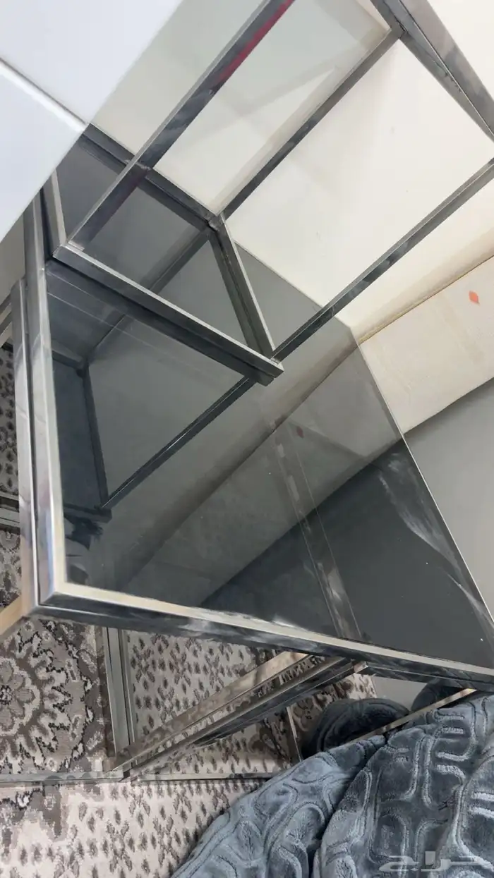 طاوله وسطيه قزاز مع اربع طاولات صغيره تبعها 0