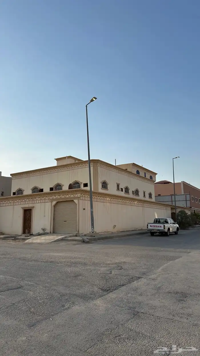 للبيع عماره دور و ثلاث شقق في الخرج حي الهدا 1