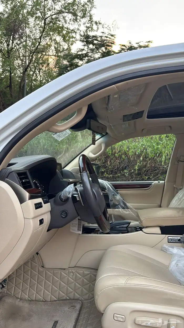 لكزس LX570 فل كامل مخزن 2020 19