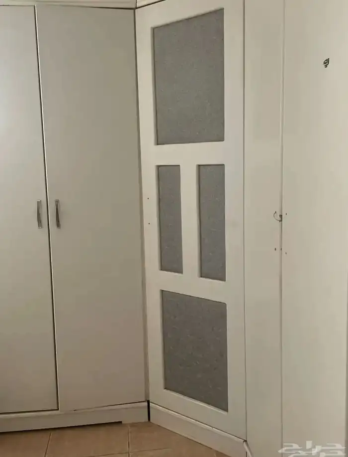 دولاب نظيف وجديد ومن دال زاويه وتكفي كلشي ومعه كراسي ثنين 1