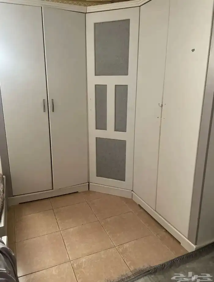 دولاب نظيف وجديد ومن دال زاويه وتكفي كلشي ومعه كراسي ثنين 0