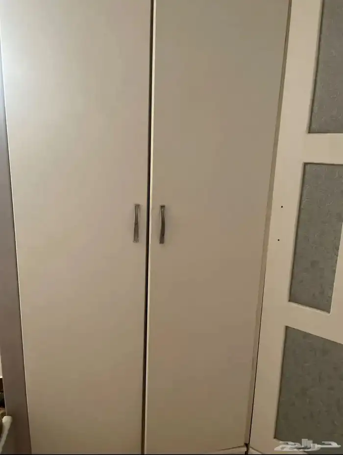 دولاب نظيف وجديد ومن دال زاويه وتكفي كلشي ومعه كراسي ثنين 2