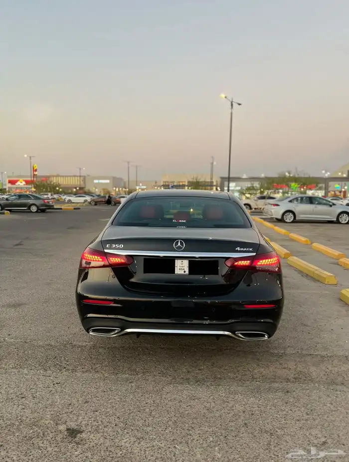 مرسيدس E فئة 350 2022 اسود اللون داخل احمر 23
