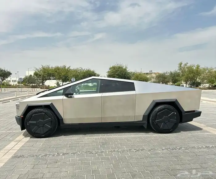 تسلا سايبر تراك للايجار 2