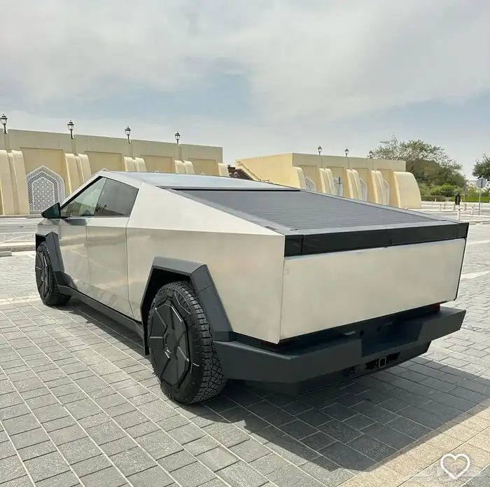 تسلا سايبر تراك للايجار 1