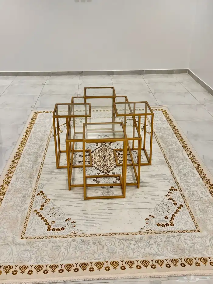 طاولة طقم مع سجاد نظيف وجديده 1