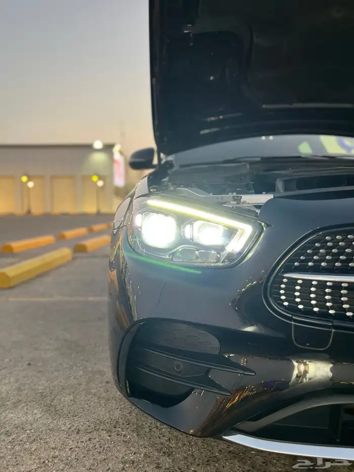 مرسيدس E فئة 350 2022 اسود اللون داخل احمر 26