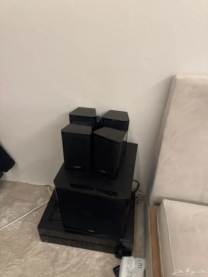 جلسه ارضيه وسرير مع اسفنج ومسرح منزلي للبيع قابل للتفاوض 3