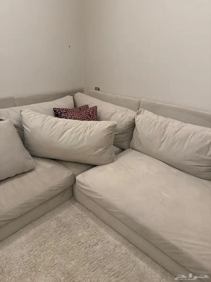 جلسه ارضيه وسرير مع اسفنج ومسرح منزلي للبيع قابل للتفاوض 4