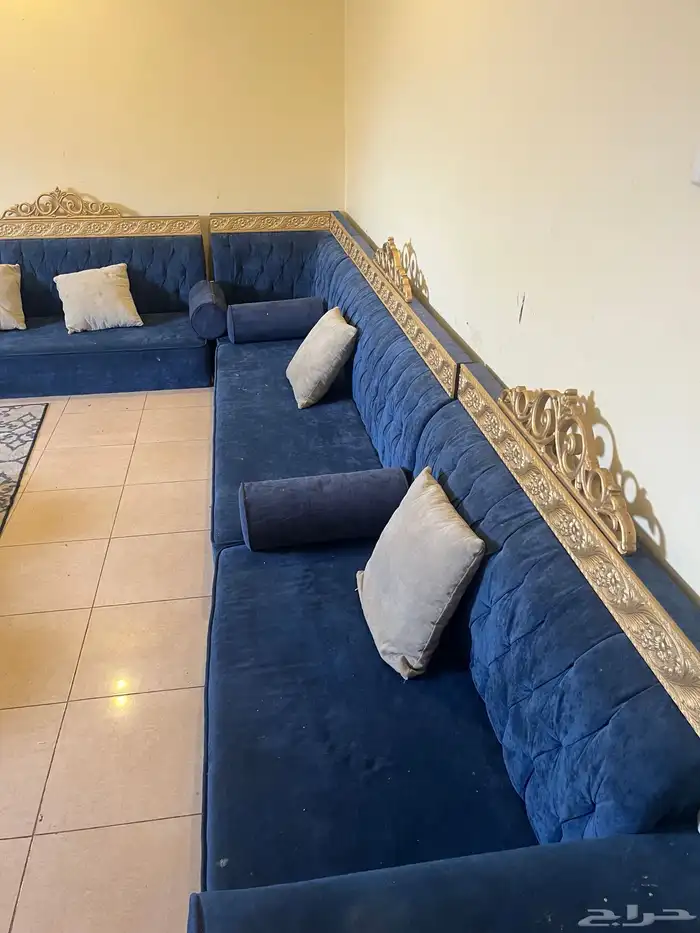 كنب او جلسه ارضيه للبيع مع الفرشه 0