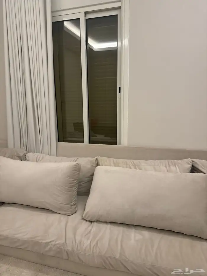 جلسه ارضيه وسرير مع اسفنج ومسرح منزلي للبيع قابل للتفاوض 5