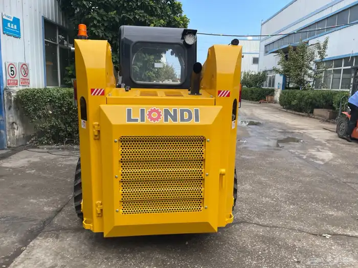 Skid Steer Loader (700kg) 15