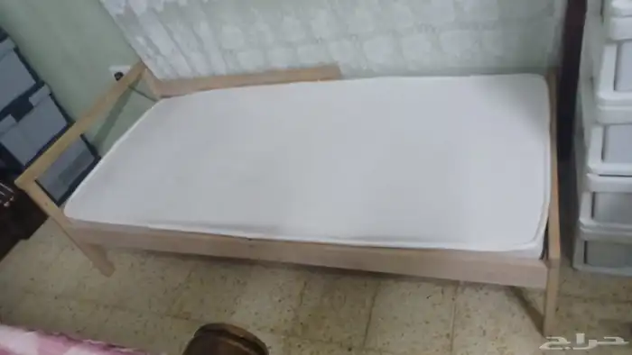 سرير وطاولة خشب للبيع 1