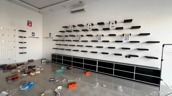 للبيع اثاث محل مستلزمات رجالية 9