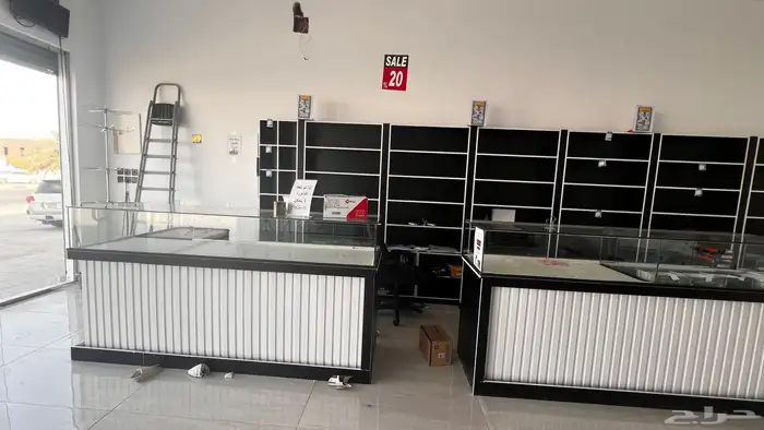 للبيع اثاث محل مستلزمات رجالية 11