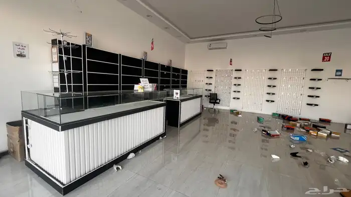 للبيع اثاث محل مستلزمات رجالية 10