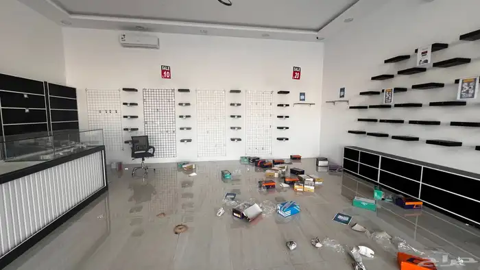 للبيع اثاث محل مستلزمات رجالية 8