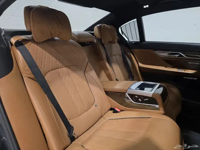 بي ام دبليو 740Li موديل 2016 بحالة ممتازة 7
