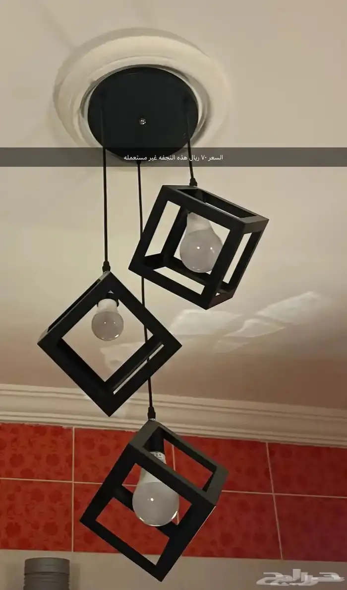 متفرقات للبيع نجف وطاولات ضيافه ومفرش سرير مزوج وساعات حائط 3