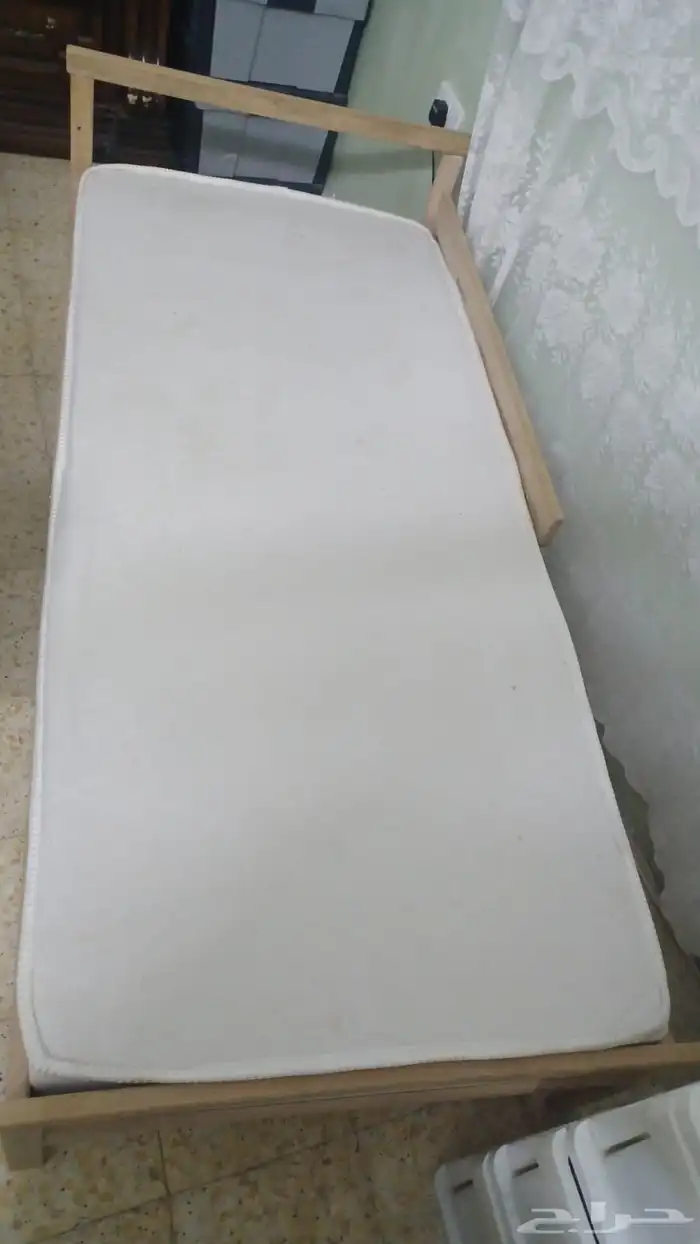 سرير وطاولة خشب للبيع 2