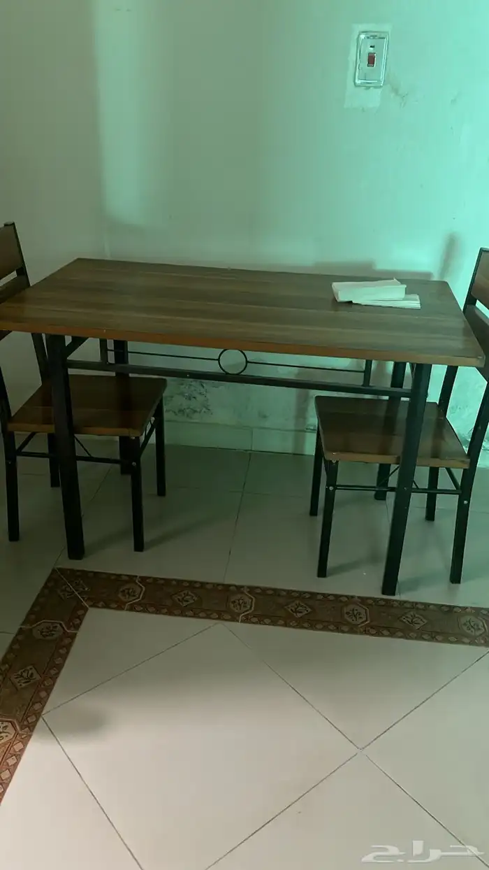 سرير وطاولة خشب للبيع 0