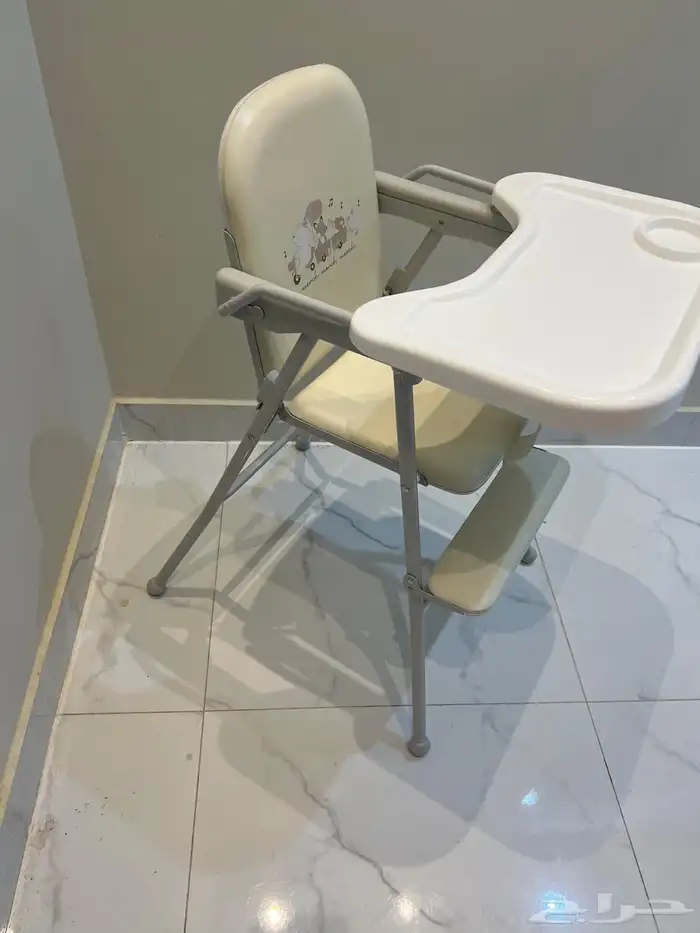 للبيع كنب 3 قطع وطاولة 3