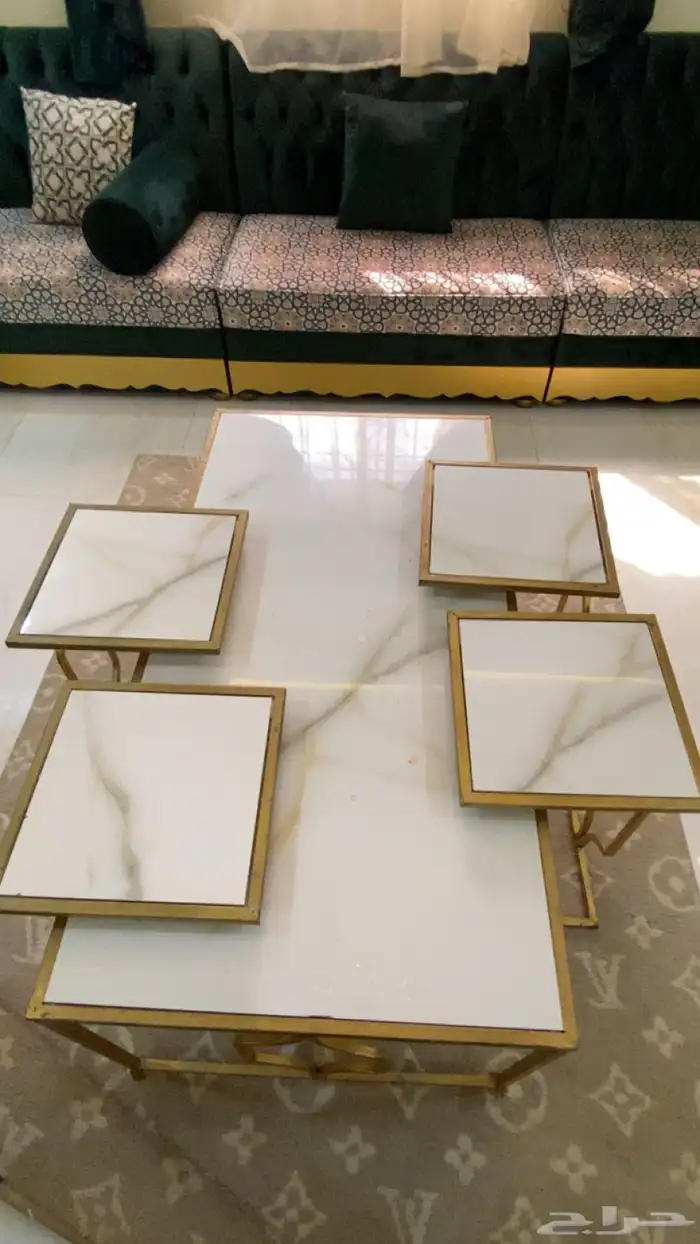 طاولة جديده مافيها كسر  معها طاولات خدمه 0